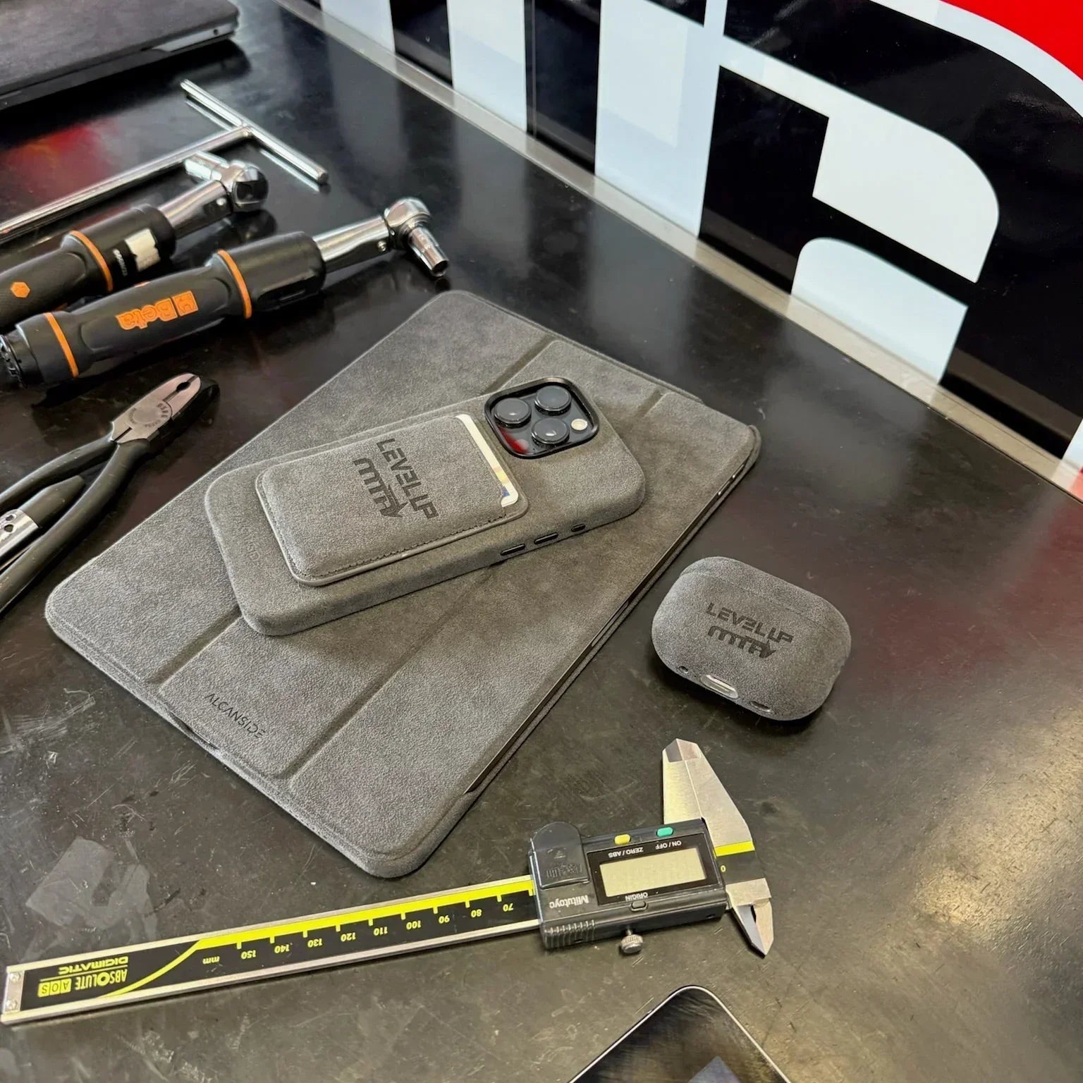 AirPods 1/2 Gen Alcantara Case - LEVEL UP MTA - Space Grey - Alcanside